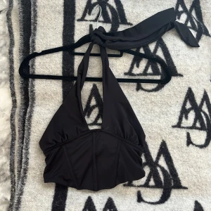 fin topp från gina - svart topp från gina, har haft den länge men den har aldrig kommit till användning 💕har en liten fläck men som går bort i tvätten☀️☀️☀️