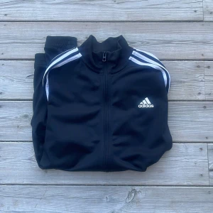 Adidas zip-up - En cool Adidas zip som tyvärr inte kommer till användning, står på lappen att de är strlk L, men skulle säga att de är mer strlk M