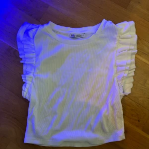 Zara topp - Använd två gånger, väldigt fin sommartopp. Köpte den för 259kr säljer för 100kr. Fin passform. skriv till mig om du är intreserad 