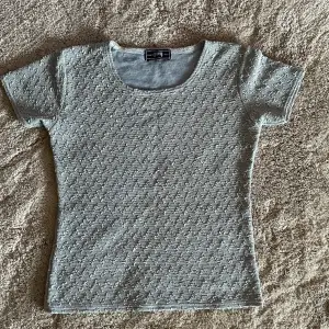Säljer denna tröjan i storlek M men passar som S<3 Den är supersöt och har varit en favorit<3 den är i mycket bra skick precis som ny💕  Passar perfekt om du ska på brunch eller vart som helst faktiskt 
