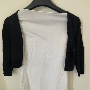 Svart bolero - Jättefin svart bolero, passar till allt och toppskick med lite glitter på