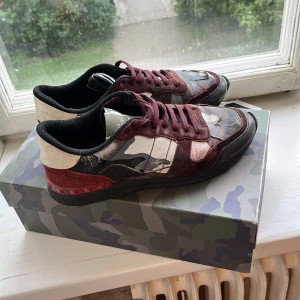 Valentino Rockrunners  - Tja!, jag säljer dessa valentino rockrunners! De är storlek 42 och är i skick 5/10