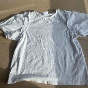 Zara t shirt - Jätte fin zara barn t shirt. Använt fåtal gånger och är i bra skick. Storleken är i 152cm men passar jätte bra i större storlekar också. 💗💗