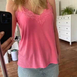 Rosa spetstopp - Supergullig spetslinne som kommer verkligen vara perfekt nu till sommaren! 🌸Använd ca 2-3 gånger, inga defekter. Storlek L men passar mig som är M.