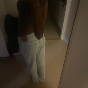 Baggy jeans  - Så säljer mina sjukt snygga baggy jeans från Bik bok!! Dom är ansvända några gånger! Dom har några fläckar där nere som ej går bort i tvätten men kan skickas bild på
