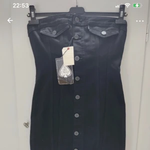 jeans klänning - Levis klänning storlek M  använd 1 gång miniklänning men är perfekt i längden så man behöver inte tänka på att dra ner den hela tiden🥰