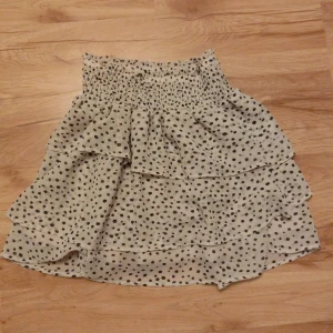 Prickig kjol - I storlek 146/152 men passar mig som brukar ha xs/s. I bra skick. Hör av er om ni har frågor💛💛