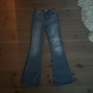 Flared jeans från Zara i storlek 26-27 Aldrig använda💞