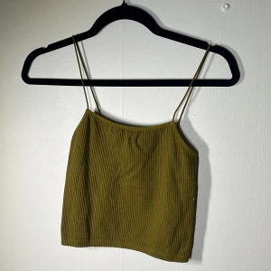 Khaki linne - Endast använd 1 gång, super skönt material.  Storlek XS / S står även så på etiketten. 