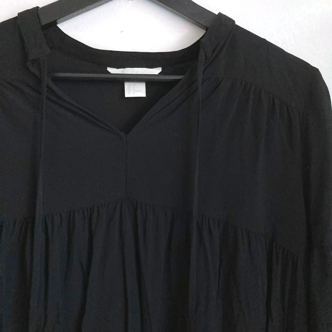 Svart volang blus, stl 36/38 S, trumpetärm, bohemisk, boho, enfärgad, luftig, v-ringad - 92