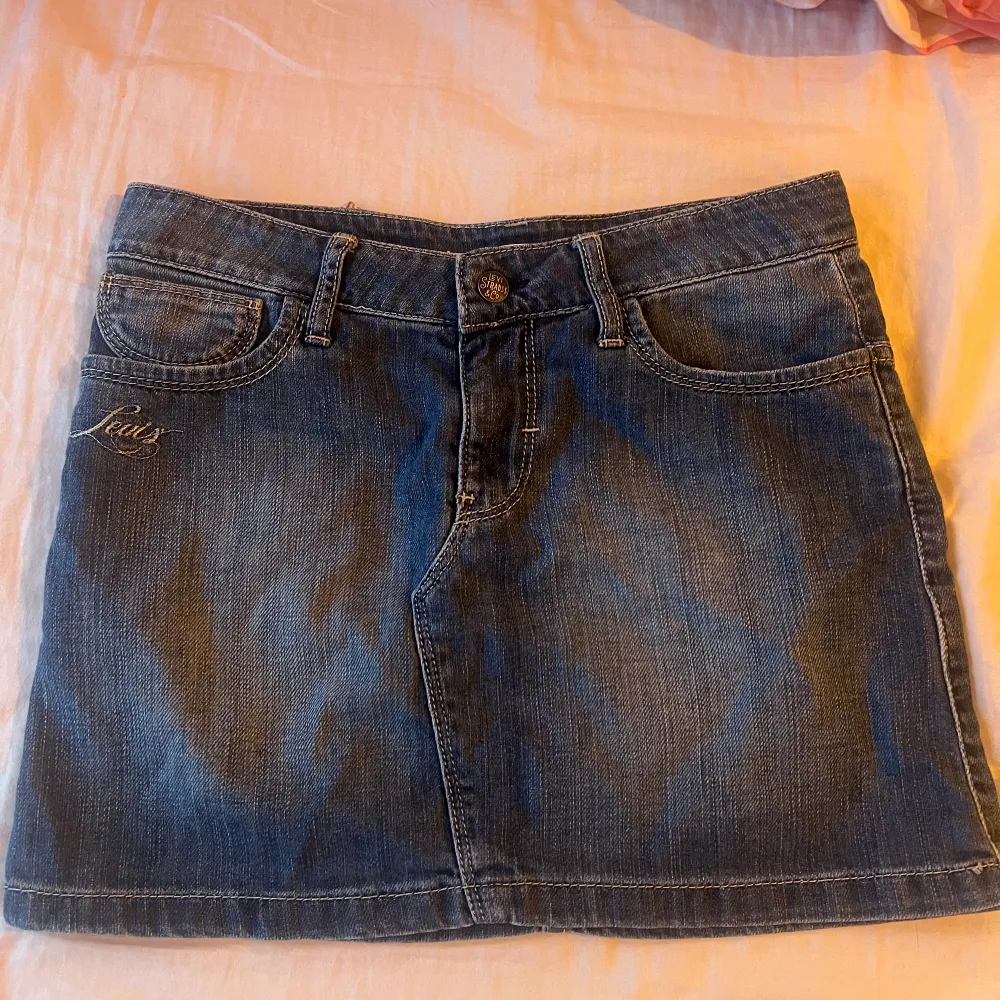 Jeanskjol från Levis, köpt second hand och tyvärr för liten. En röd fläck i vänstra hörnet, men den tänker man inte på! Står ingen storlek men skulle säga runt XS. Midja rakt över: 36,5 cm Längd: 33 cm . Hameet.