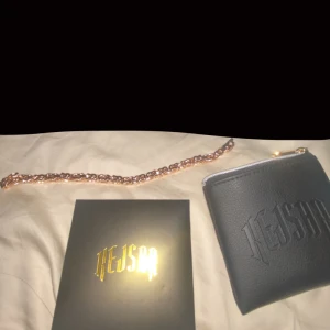 Kejsar armband 18 karat guld  - En armband som r 18 karat guld har mini väskan sen en servet som man putsar bort allt smuts på den nypris på den 2300 säljer den för 1900