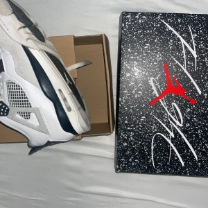 Air Jordan 4 Retro Black Military  - Tja, tänker sälja mina jordans eftersom dom är för små. Fin färg. Lite smutsiga men inget är fast, lite tvätt ba. Använt par gånger men inte slitna utan är i bra skick. Du får med boxen + Yezzy slides box + Shoe tree för att hålla skorna i form. Hej