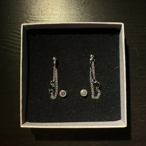 Örhängen  - 2 par örhängen i silver. Säljer flera örhängen så kolla gärna in fler i min profil. Vid köp av flera kan man få rabatt. Skriv till mig privat isåfall💗