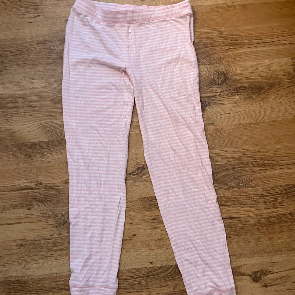 super fina pyjamasbyxor från Victoria Secret. Skriv för bättre bilder. Använda fåtal gånger. 💘💘. Jeans & Byxor.