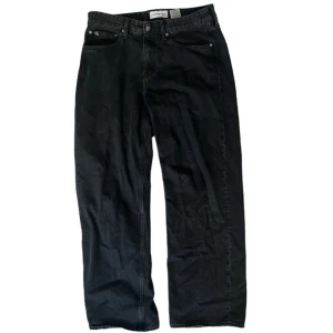 Snygga baggy calvin klein jeans - Säljer dessa baggy calvin klein jeans eftersom att de inte passar min stil längre. strl: W33 är väldigt långa och ser sjukt snygga ut när dem hänger över skor.