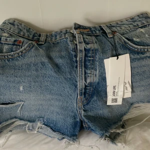 Zara jeans shorts - Dem populära zara shortsen som aldrig är använda då jag beställde för stor storlek och glömde skicka tillbaka.