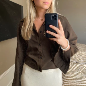 Brun skjorta  - Säljer min bruna skjorta ifrån zara. Den är i storlek M och är lite figursydd i midjan. En jättefin skjorta att klä upp och ner🤎