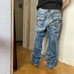 ricky super T distressed 1of1 true religion jeans 🦇 hålen är lappade från insidan så de stör inte (en bakknapp saknas), jag i bilden e 185cm lång - mått: midja 46cm, ytterbenslängd 109cm