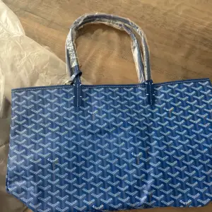 Helt ny Goyard väska i blå färg 