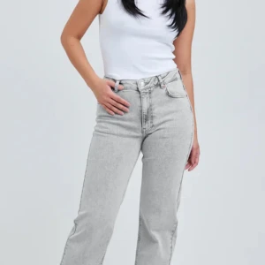 Snygga jeans 💞💞 - Snygga jeans från Bikbok💖 W:27  L:32 (Liiiiiten defekt på knappen, som inte syns mke)  Använda en del, men mycket bra sick!  Orginalpris: 700kr Mitt pris:250 kr