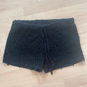virkade shorts - svarta virkade shorts  kommer inte till användning  strl m men passar mig som har xs/s