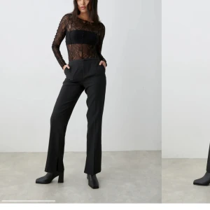 Kostymbyxor med slits  - Kostymbyxor från gina tricot med slits på insidan av foten. Använda 4-5 gånger. 