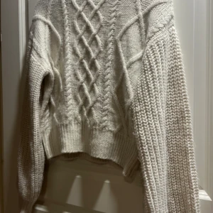 Stickad tröja från NA-KD - Jätte fin stickad tröja från NA-KD säljer pågrund ut av att jag tycker att den är lite för kort för min smak då den liknar en croptop istället men annars jätte fin 🫶