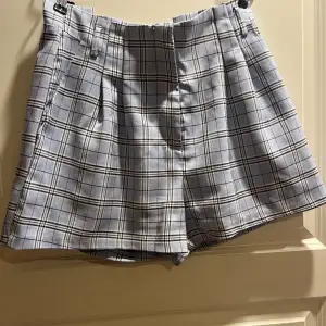Säljer ett av mina gammla favorit shorts på grund ut av att dem inte passar längre , ett bälte med kommer till byxorna 🫶