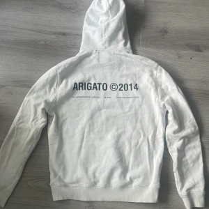 Arigato hoodie - Säljer nu min sjukt snygga arigato hoodie. Jätte skön tröja, dock har den en fläck på ryggen men går säkert bort på nått sätt. Finns ej i butik längre så passa på att köpa;) pris kan diskuteras vid snabb affär