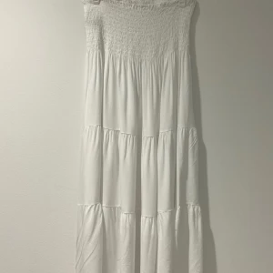 Vit långkjol - Superfin Långkjol från missäy med prislappen kvar, alltså helt ny. Säljer då den inte satt bra på mig❣️