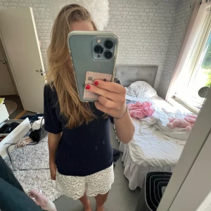 Jötte snygg blå t-shirt med puffärm - Näst intill oanvänd 