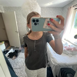 As gullig Oddmolly blus 💗💗💗 - Väldigt söt oddmolly blus, tror inte dne säljs längre. Använd ca 3 gånger så inget täcken på användning, kommer till och med med orginalknapp ifall en av knapparna skulle försvinna💗😀 säljer till bra pris