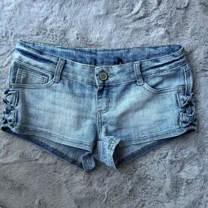 Säljer dessa jätte söta lågmidjade jeans shorts i perfekt skick!🤩 det är jättegulliga rosetter på sidan av shortsen. Stl 38 men shortsen är lite små i storleken så mer en 36
