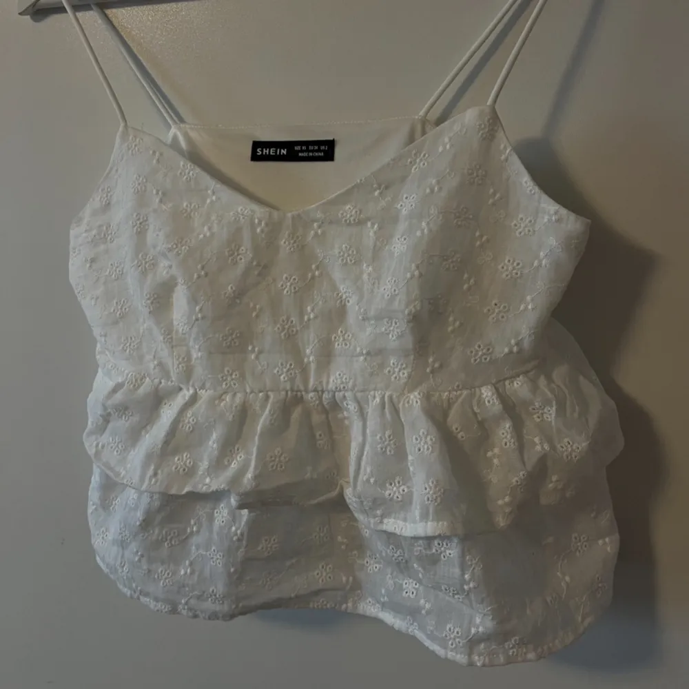 SĂ€ljer denna vita gulliga topp dĂ„ den inte kommit till anvĂ€ndningđ. YlĂ€osat.