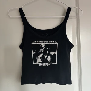 topp med tryck från brandy melville - kort linne med tryck från brandy melville. använt skick. onesize men XS/S.