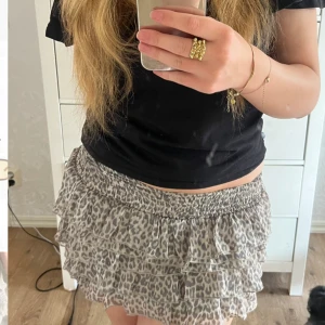 Leopard kjol - Hej, jag säljer en leopard kjol från Lindex barnavdelning. Kjolen är slutsåld och i fint sick utan defekter. Kjolen fungerar även att ha som topp💕🐆(storleksmässigt=XS, stretchigt material så jag som bär M i underdelar vanligtvis kan ha den) 