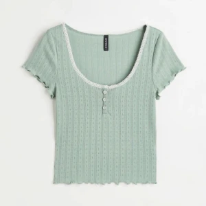 Grön blus  - Jättesöt ljusgrön blus från H&M som är helt slutsåld + sparsamt använd. Skriv för fler bilder!🥰