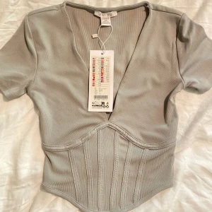 Grå Topp - Helt oanvänd med lapp kvar♡ Original pris: 100kr♡ Skicka gärna prisförslag ♡ Frågor? Kontakta mig, svarar snabbt♡ 