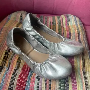 Super fina ballerina skor i silver!  Köpta på vinted  Lite för små för mig som har 37 i skor. Skulle säga att de är en 36. Bra skick! 