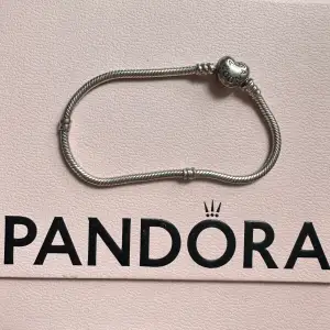 Ett armband från Pandora med hjärtat på, jättevacker ifall man gillar Pandora smycken samt väldigt fint med berlocker som man kan ha på  Nypris: 649kr  Mitt pris: 299kr