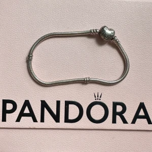 Pandora armband - Ett armband från Pandora med hjärtat på, jättevacker ifall man gillar Pandora smycken samt väldigt fint med berlocker som man kan ha på  Nypris: 649kr  Mitt pris: 299kr