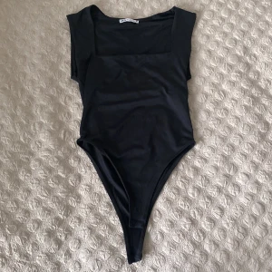 Bodysuit topp  - Silk material (tunn) Storlek S