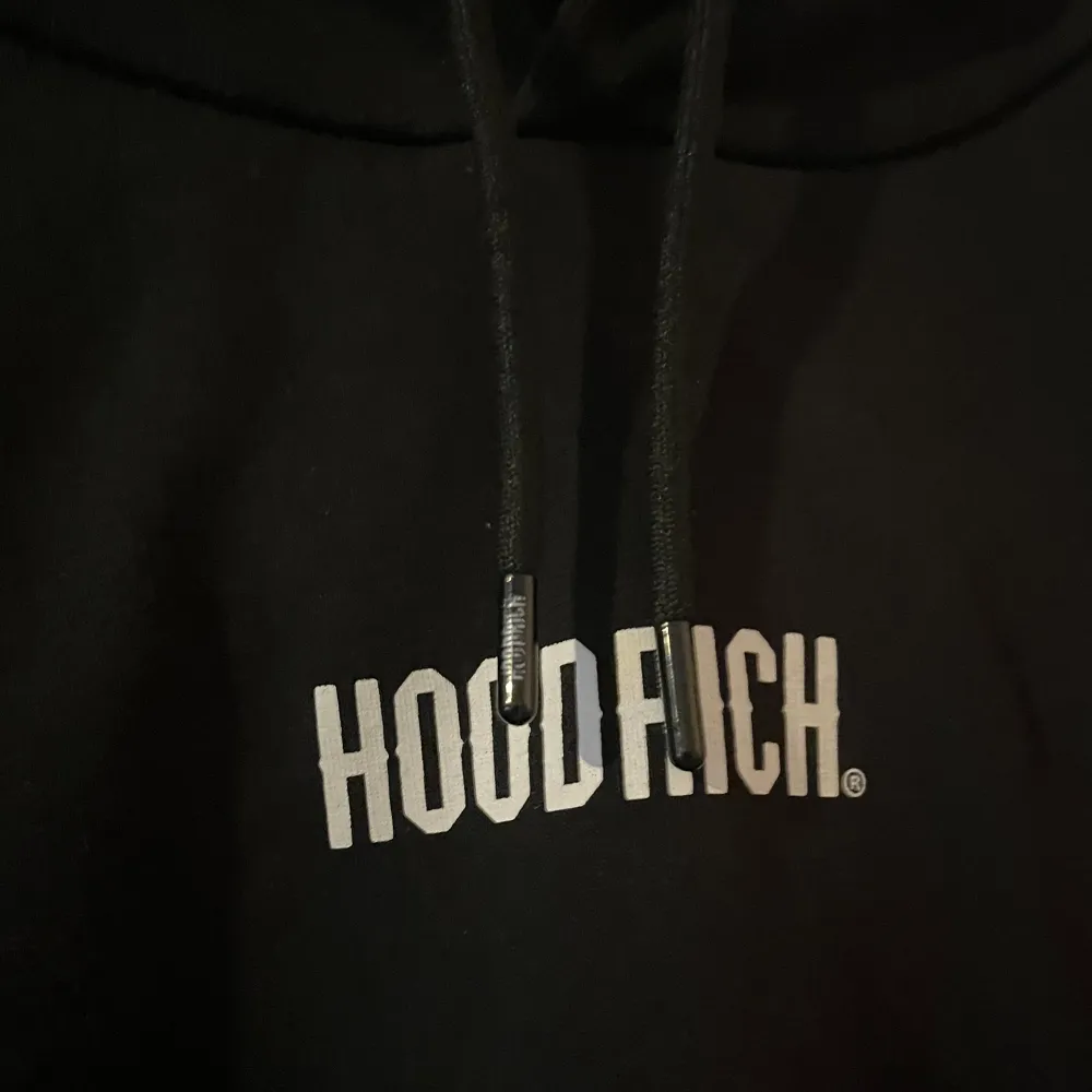 Svart hoodrich hoodie, storlek L men passar även M. Inga defekter och bra skick!! Nypris 800, säljer för 450 då den är i väldigt bra skick. Hoodies.