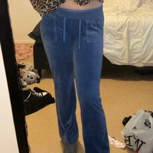 Blåa juciy byxor  - Säljer mina juicy byxor eftersom dem inte kommer till användning! Det är en fläck på insidan av byxkanten och en av knapparna på de ena snöret saknas , men annars är de i bra skick! De passar storlek S/M !! Priset kan diskuteras! 