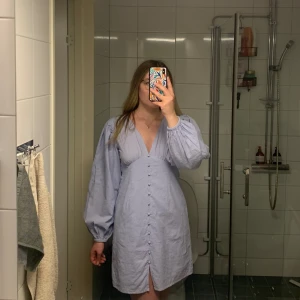 Klänning - Från vero Moda. Säljes pågrund av ingen användning. För preferens är jag 163cm.