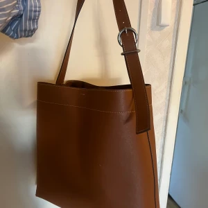 Brun väska  - Brun väska använd ett fåtal gånger 