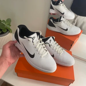 Golf skor - Nu säljer jag dessa riktigt stilrena och bekväm golf skor från Nike. Skorna är bara testade och i super bra skick! De är i storlek 42,5 och allt OG följer med.Nypris: 999kr, Mitt pris: 550kr. Skriv frågor vid funderingar😁