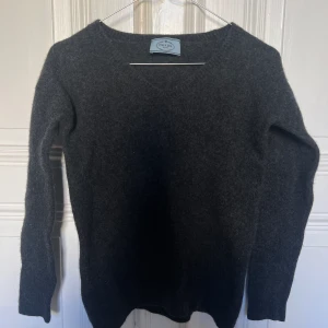 Prada tröja  - Stickad tröja från Prada. Storlek S men krympt i tvätten så skulle säga XS. 