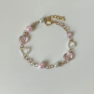 Super gulligt armband 💕 - Handgjort armband med olika pärlor. Tryck på köp nu om du vill köpa och kontakta om du har frågor💕